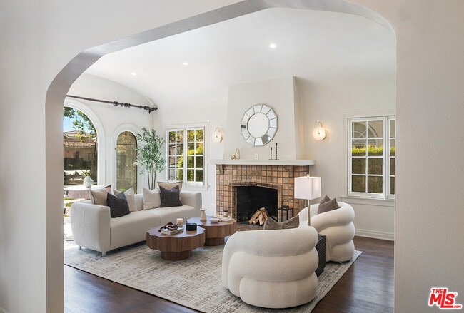Photo - 121 S Poinsettia Pl