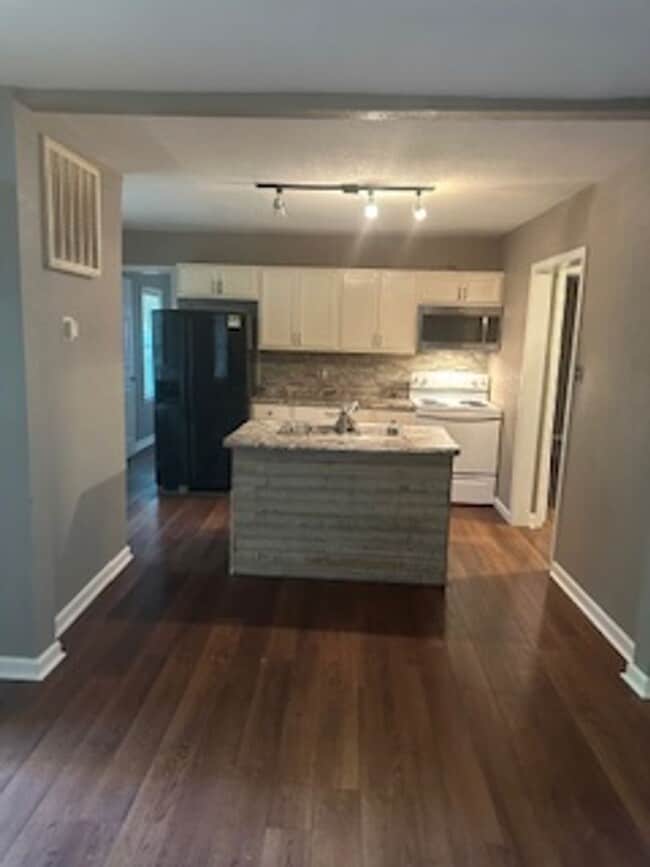 Building Photo - Beautiful 4 Bedroom 2 Bath in Heart of Kan... Rental