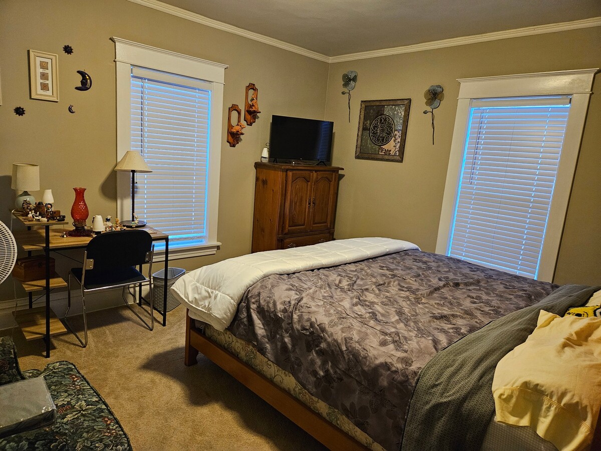 Photo - 107 W 7th St
