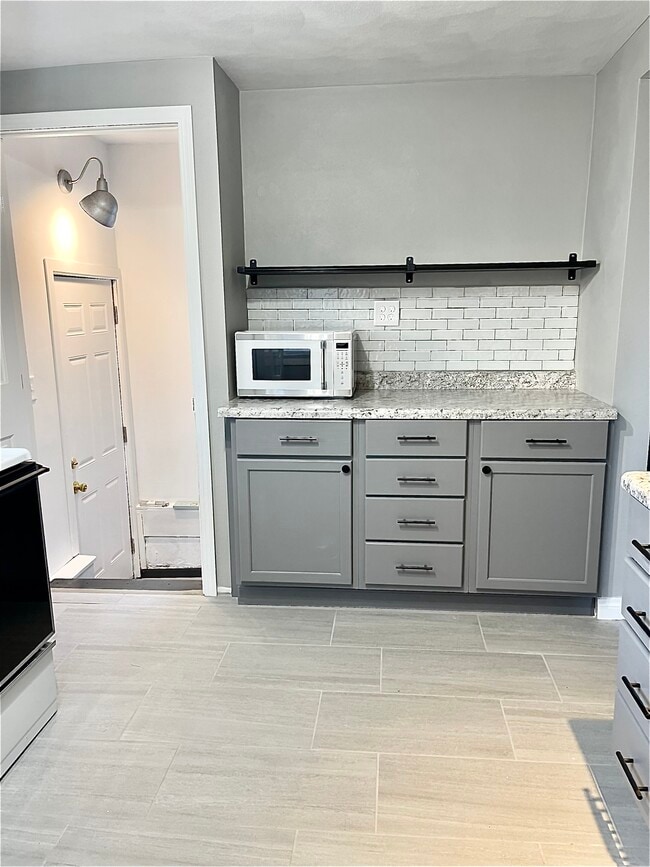 Kitchen - 1005 N State St Unit Lower