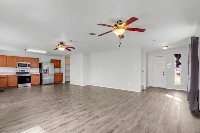 Photo - "Spacious 4-Bed, 3-Bath Retreat with Solar Panels!"