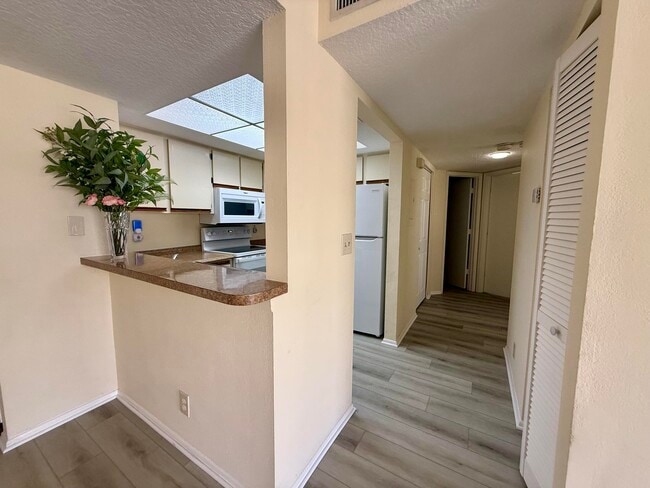 Building Photo - 1520 SE Royal Green Cir Unit K 205