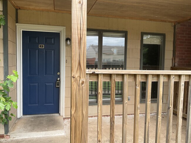 Building Photo - 1000 Rambling Oaks Dr