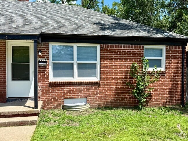 Building Photo - 2204 S Hydraulic Ave Rental