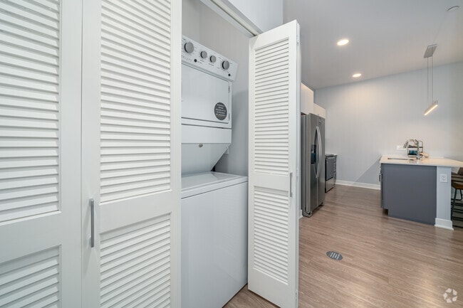 A7 Floor Plan 1BR, 1BA w/ Den - 915SF - Laundry