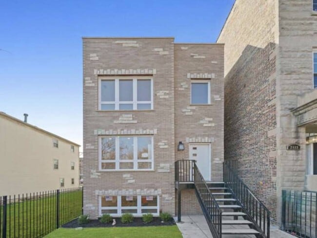 Building Photo - 2811 W Jackson Blvd Unit 3 Rental