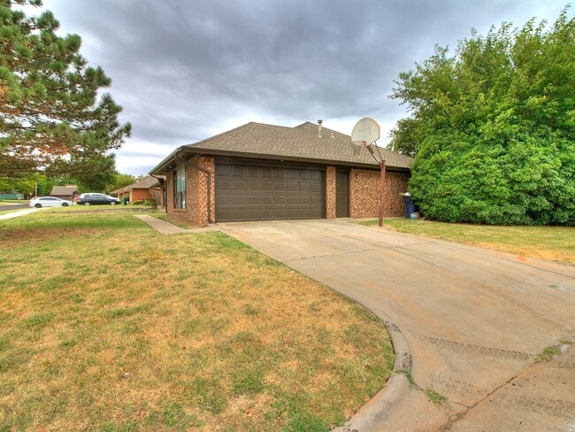 Photo - Large Corner Lot - 4 Bed/2.5 Bath + Study - 1 mile from PC North High School