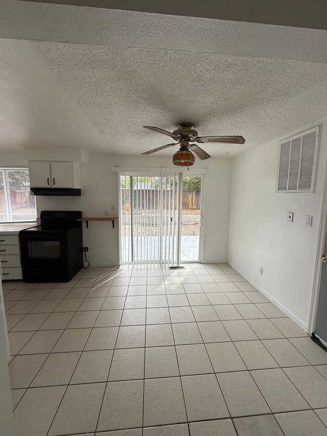 Photo - 433 Oleander Way