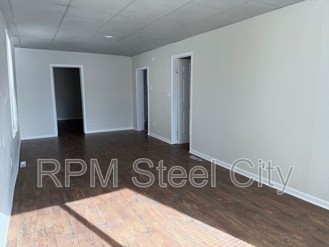 Photo - 927 E 1st St