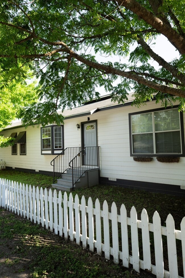 Building Photo - 209 Ash St