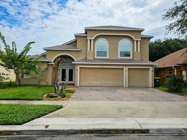 Building Photo - Waterfront Pool Home in Desirable Sunset Lakes