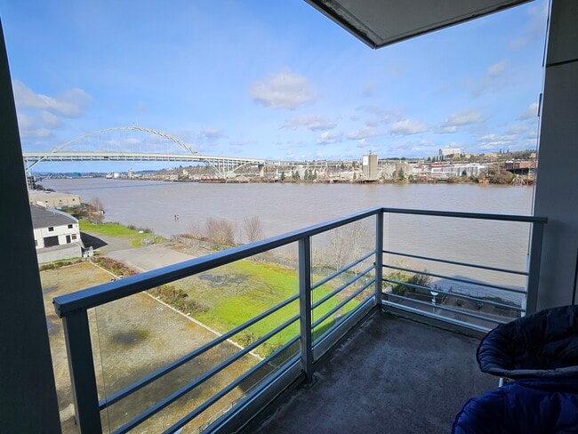 Building Photo - 1310 NW Naito Pky Unit 705