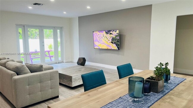 Photo - 911 N 14th Ave