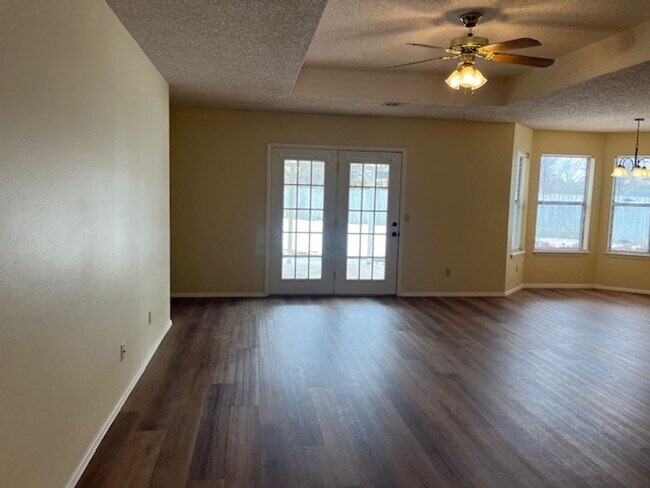 Photo - Great 3 Bedroom in Rogers close to everything!