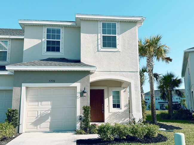 Building Photo - Beautifully maintained 3/2.5 townhome and community with pool!