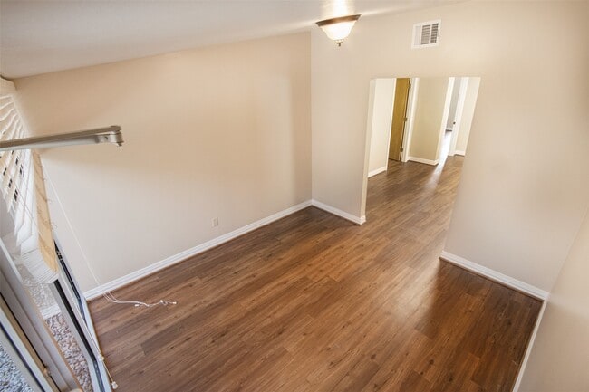 Photo - 2098 Harland Dr