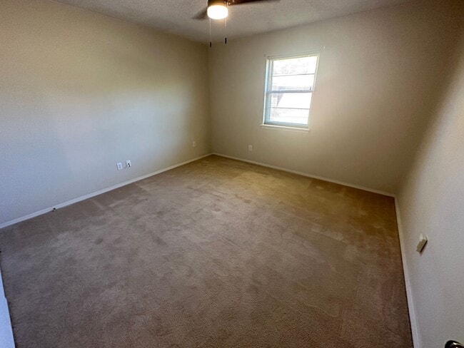 Photo - 3/2/2 on culdesac, close to park!