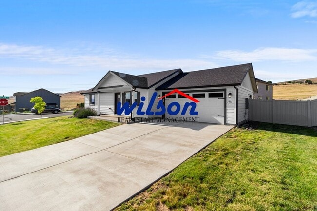 Welcome Home: Big Yard, Garage, and Pets A... - Welcome Home: Big Yard, Garage, and Pets A...