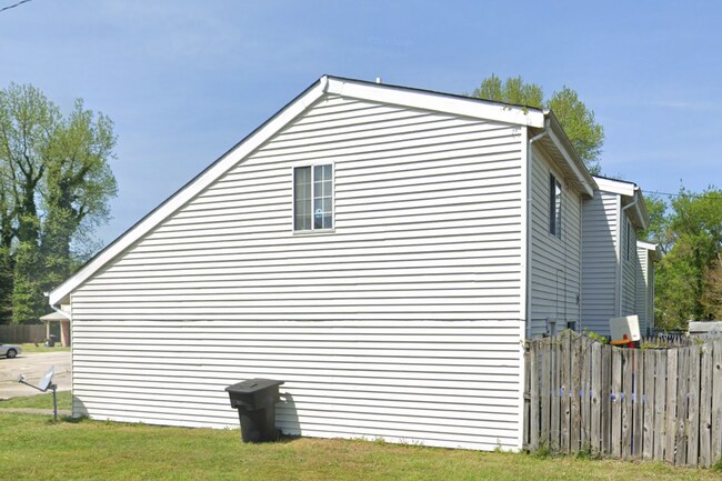 4102 Greenwood Dr