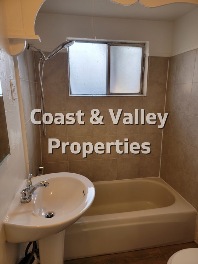 Photo - 2BD HOUSE IN HOLLISTER FOR RENT