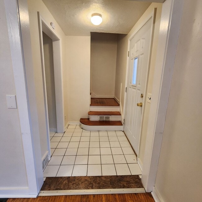 Photo - Cute 2/3 Bedroom Single Family House Avail...