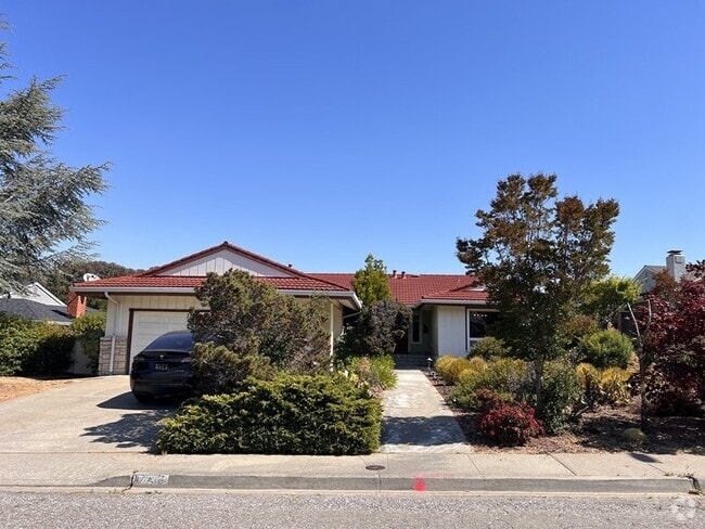 Building Photo - Spacious, single-level ranch home