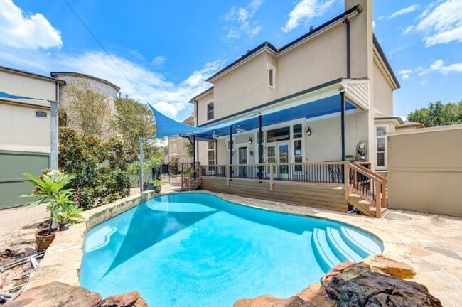 Photo - 122 Vieux Carre Dr