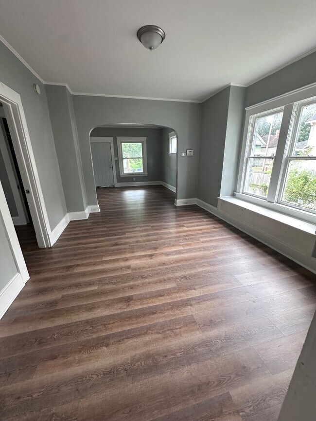 Move right in to this beautiful 1st floor unit!