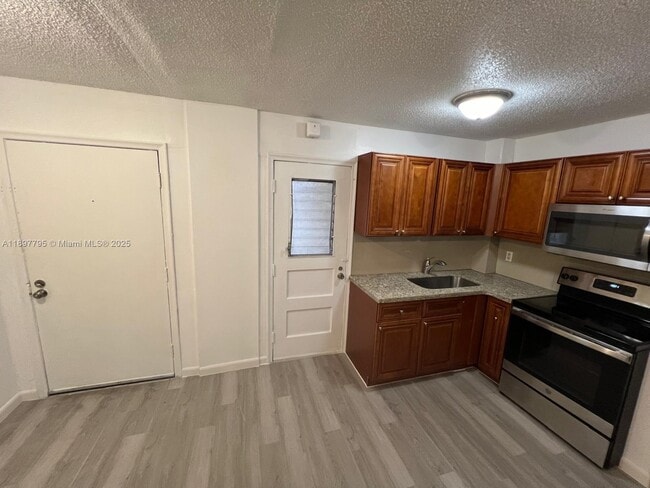 Building Photo - 6840 Pembroke Rd Unit 106