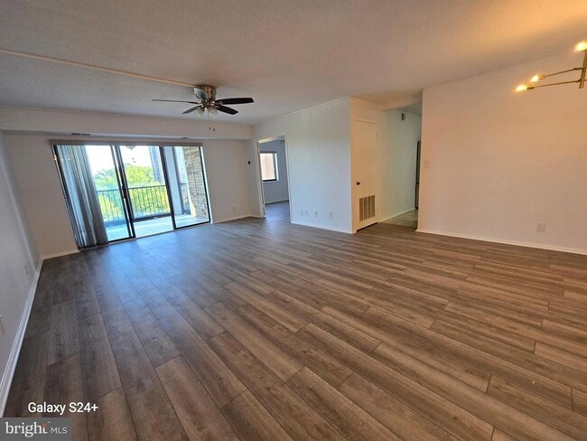 Photo - 5902 Mt Eagle Dr Unidad 709