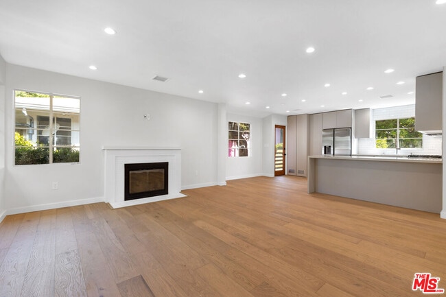 Building Photo - 3444 S Bentley Ave Rental
