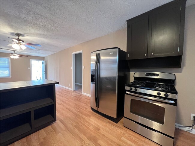 Photo - 1110 E 27th St