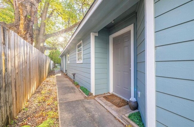 Building Photo - 305 N Ennis St Unit B Rental