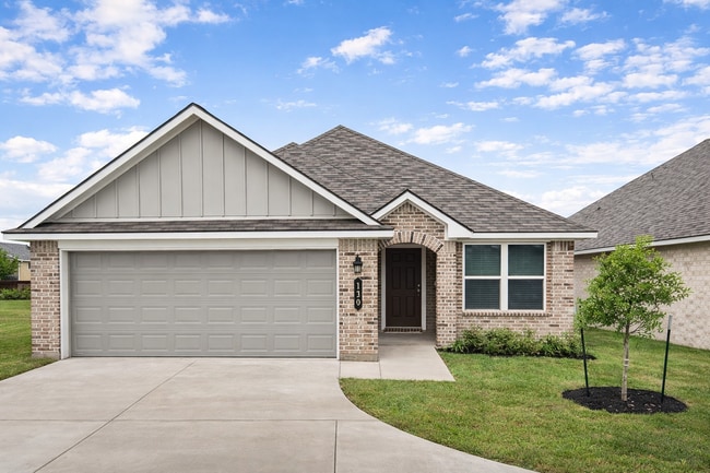 Building Photo - 3 Bedroom 2 bath and flex room and 2 car garage