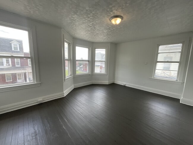 Photo - 631 Wallace St