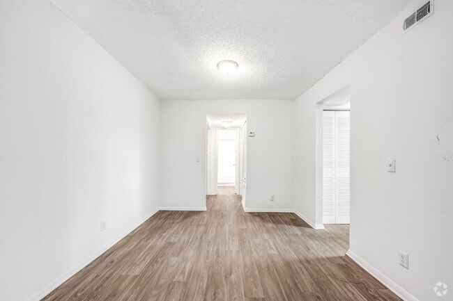 1BR, 1BA - 783SF - Dining Room - Water Vista
