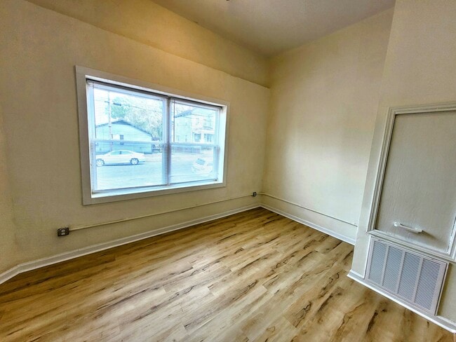 Photo - 828 Campbell St