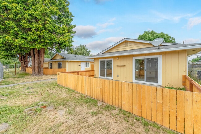 Building Photo - TWO BEDROOM ONE BATH APARTMENT IN LONGVIEW