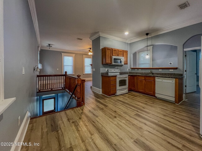 Photo - 136 E 6th St