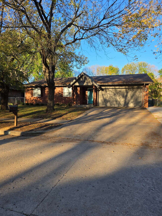 Photo - "Charming 3-Bed, 2-Bath Haven in Broken Ar...