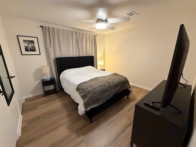 Photo - 2012 Brun St Unidad A