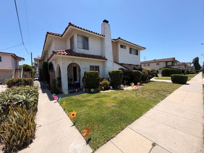 Building Photo - Completely Remodeled, Spacious 2 Bedroom Apartment For Rent w/ Parking! Unit E