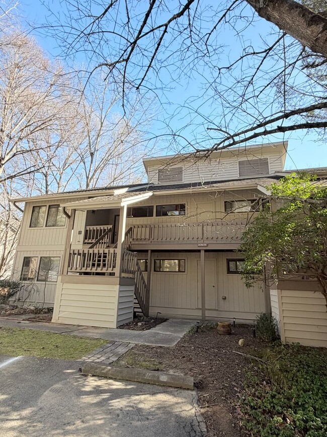 Building Photo - Great Location - 2 Bed, 2 Bath Condo Available Now!