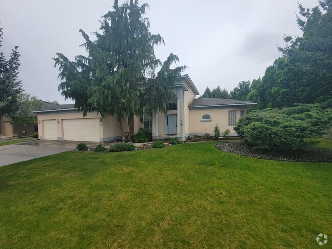 Building Photo - Perfect Family Home Near Badger Mountain –...