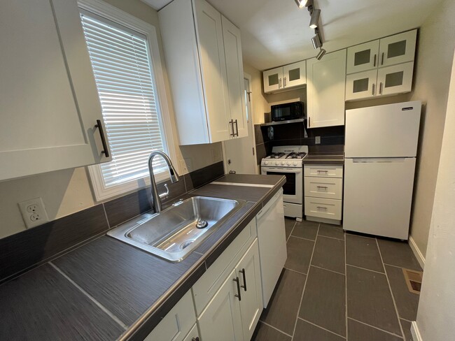 Photo - 6810-6834 Meade St