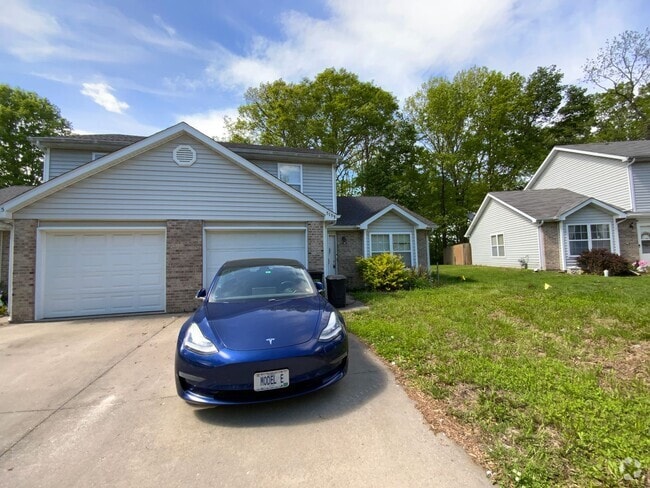 Building Photo - 3 Bedroom/2 Bathroom duplex Rental