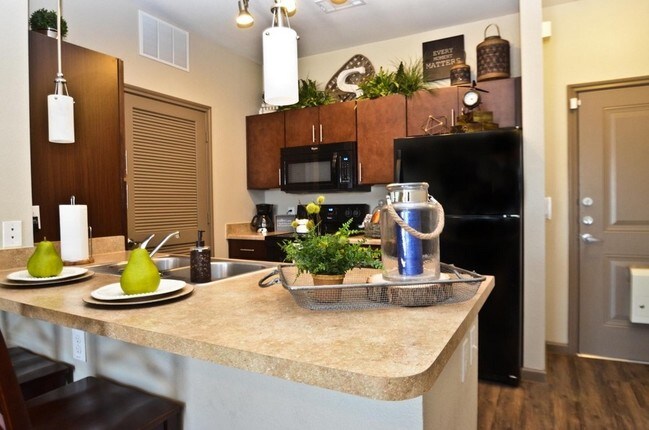 Vista de la barra de la cocina - The Edge at Independence Heights