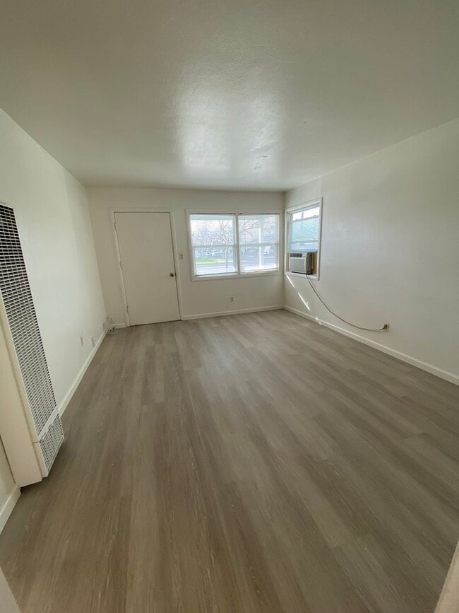 Photo - Rent Reduction!! 1bed/1bath Duplex within walking distance of Downtown Fairfield