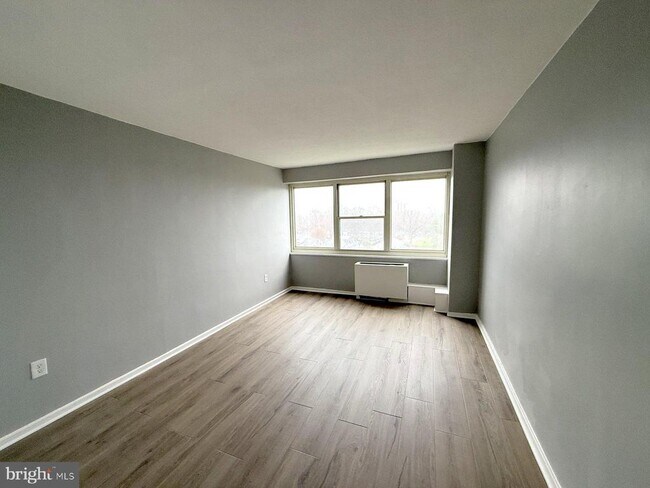 Photo - 903 Barclay Towers