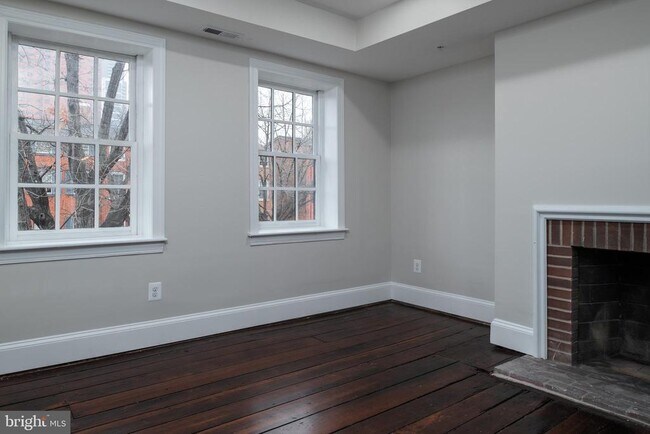 Photo - 1 E Montgomery St